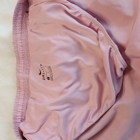 Girls Nike dri-fit pink shorts size M - Picture 4 of 4
